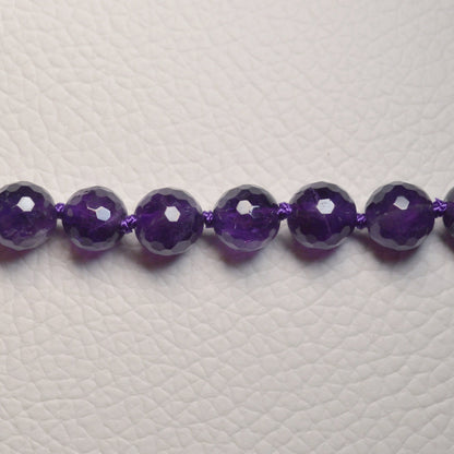 Amethyst Kette aus 8mm Perlen – Kristallschmuck mit Metallverschluss. Nah.