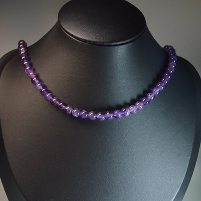 Elegante Amethyst Kette mit transparenten 6mm Kristallperlen – perfekt als Geschenk oder für den Alltag auf Büste.