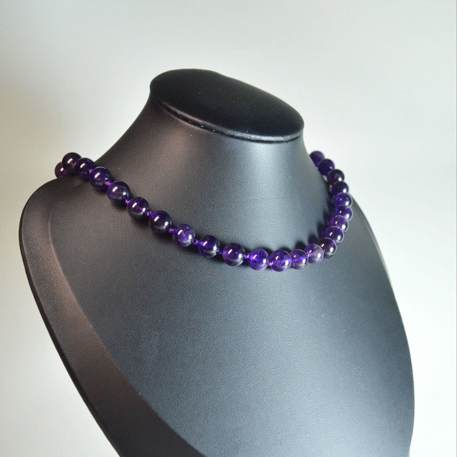 
Elegante Amethyst Kette mit 8mm Kristallperlen auf Büste – perfekt als Geschenk oder für den Alltag.
