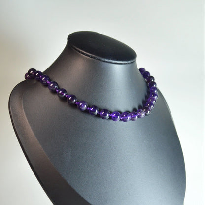 
Elegante Amethyst Kette mit 8mm Kristallperlen auf Büste – perfekt als Geschenk oder für den Alltag.
