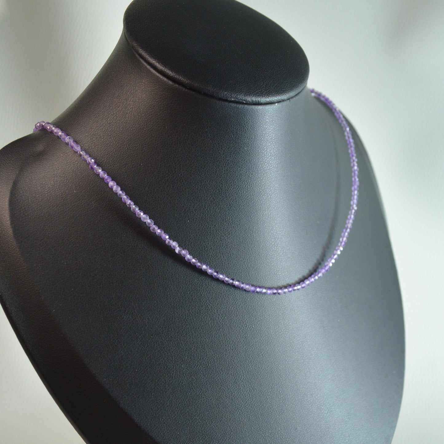 Amethyst Perlenkette aus 2mm Naturstein – Kristallschmuck mit Metallverschluss auf Büste.