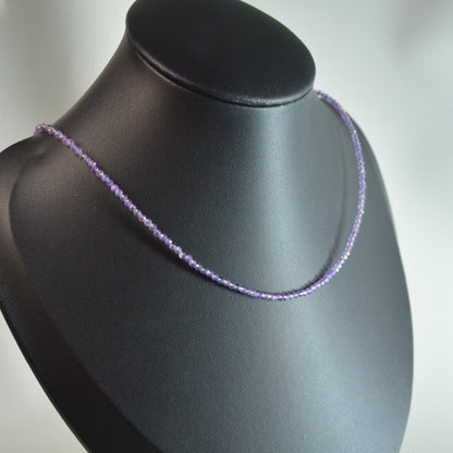 Amethyst Perlenkette aus 2mm Naturstein – Kristallschmuck mit Metallverschluss auf Büste.