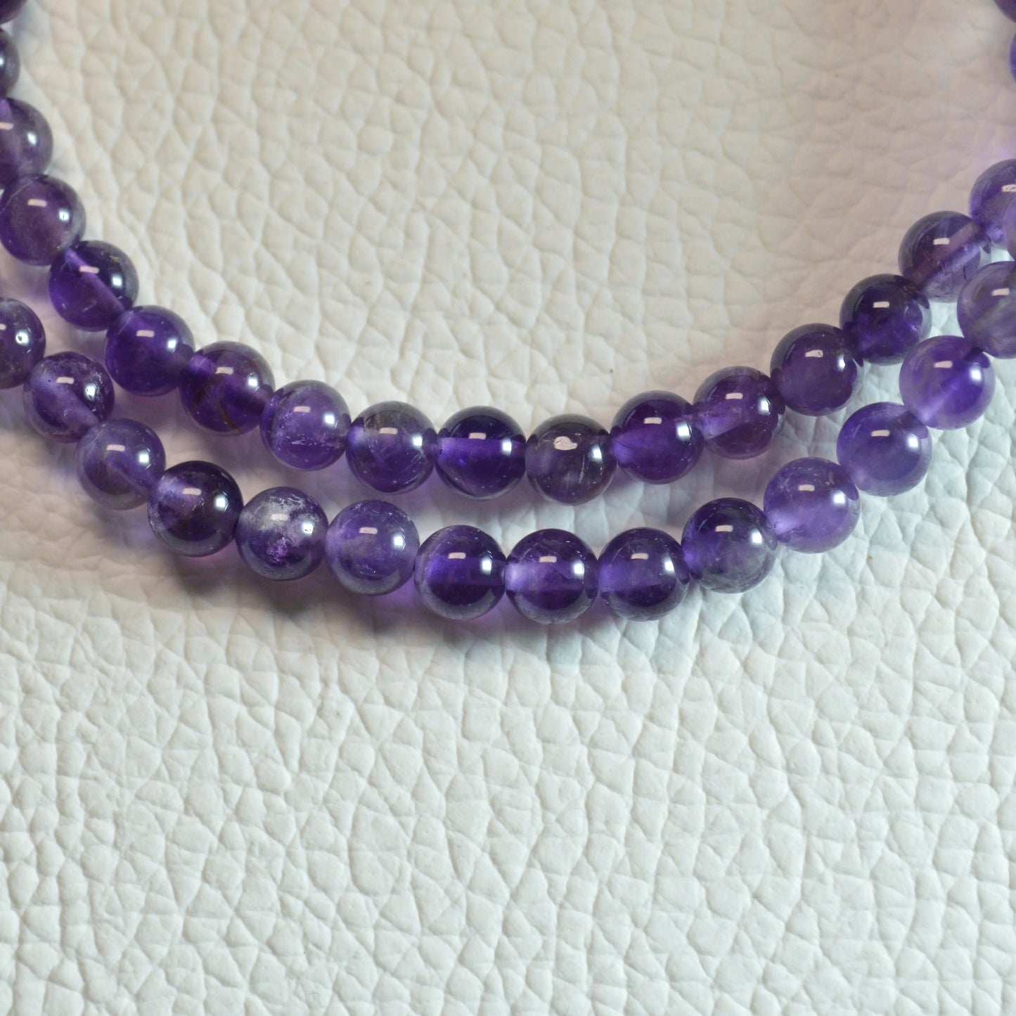 Amethyst Perlenkette aus 6mm Naturstein – Kristallschmuck mit Metallverschluss. Gesamtansicht.