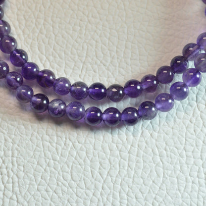 Amethyst Perlenkette aus 6mm Naturstein – Kristallschmuck mit Metallverschluss. Gesamtansicht.
