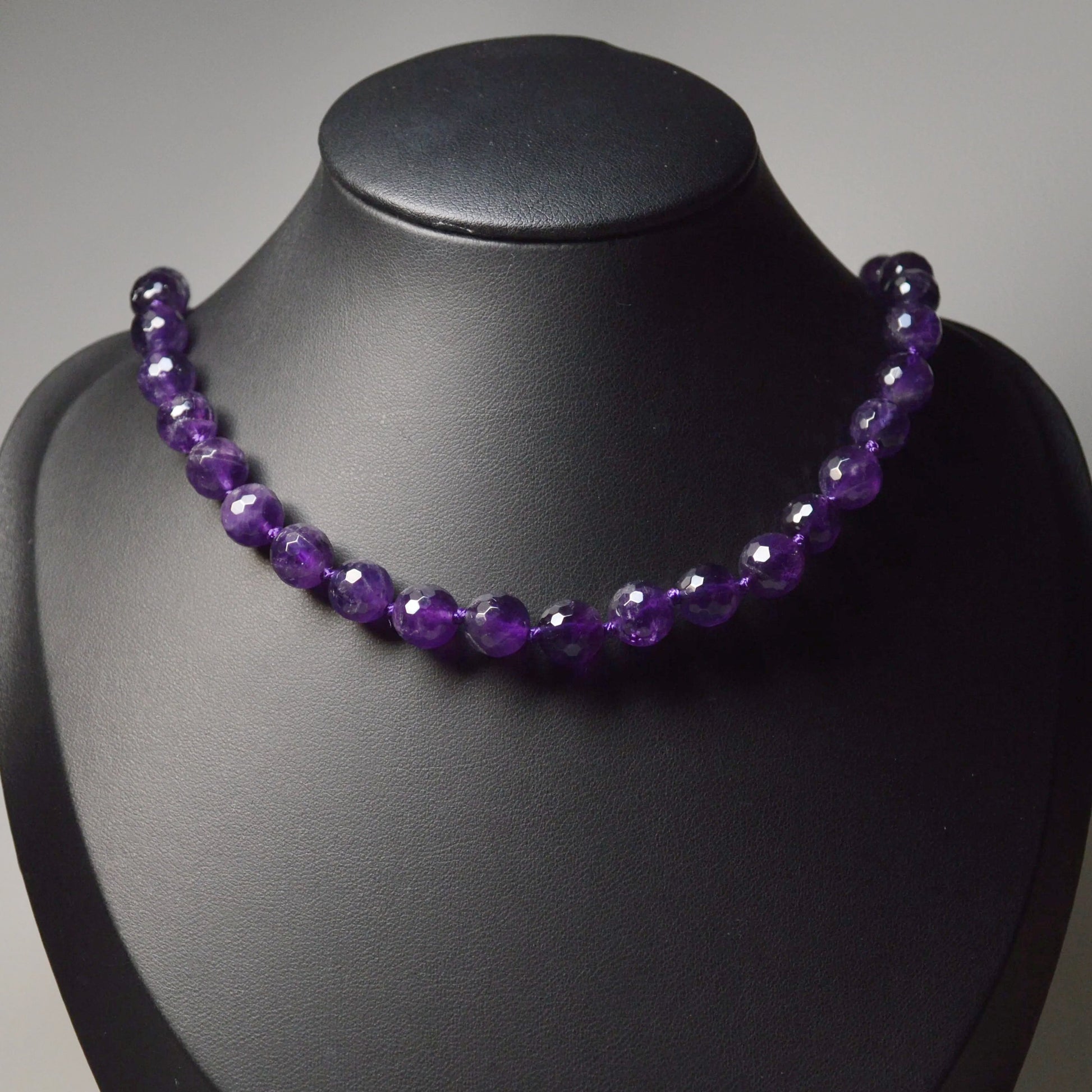 Amethyst Perlenkette aus 8mm Naturstein – Kristallschmuck mit Metallverschluss auf Büste.