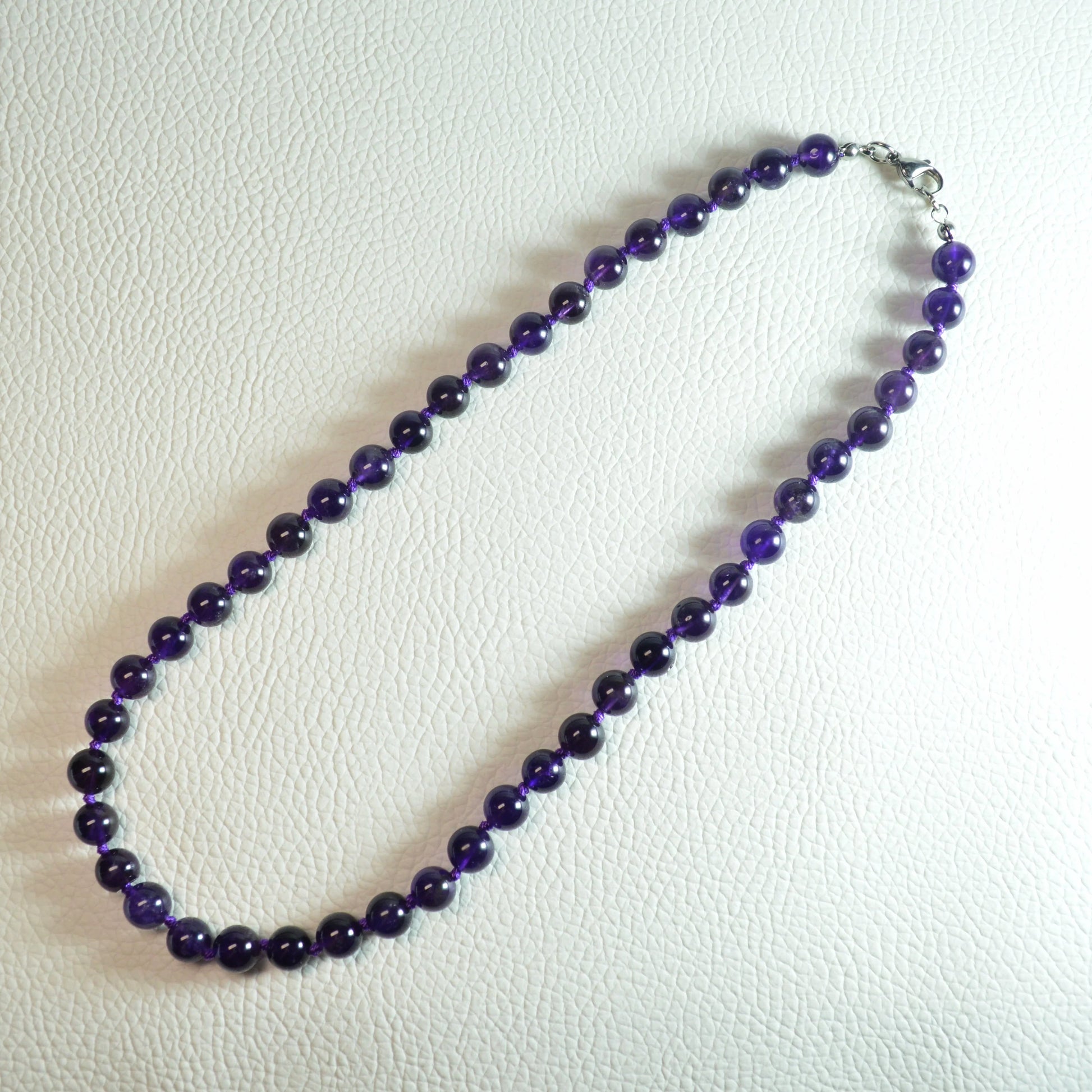 Amethyst Perlenkette aus 8mm Naturstein – Kristallschmuck mit Metallverschluss. Gesamtansicht.