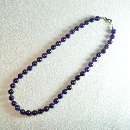 Amethyst Perlenkette aus 8mm Naturstein – Kristallschmuck mit Metallverschluss. Gesamtansicht.