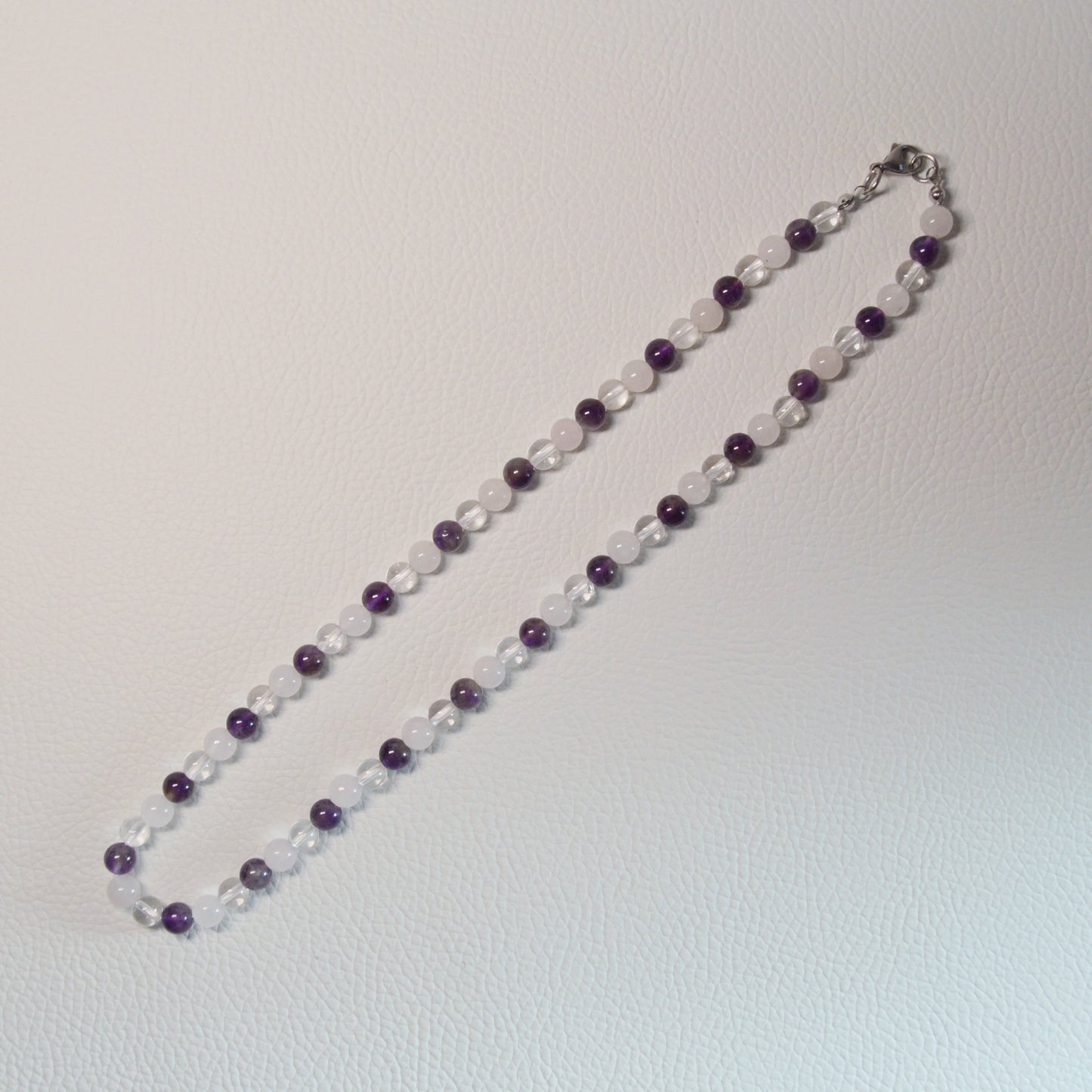 Amethyst Rosenquarz Bergkristall Perlenkette aus 6mm Naturstein (Goldenes Dreieck) – Kristallschmuck mit Metallverschluss. Gesamtansicht.