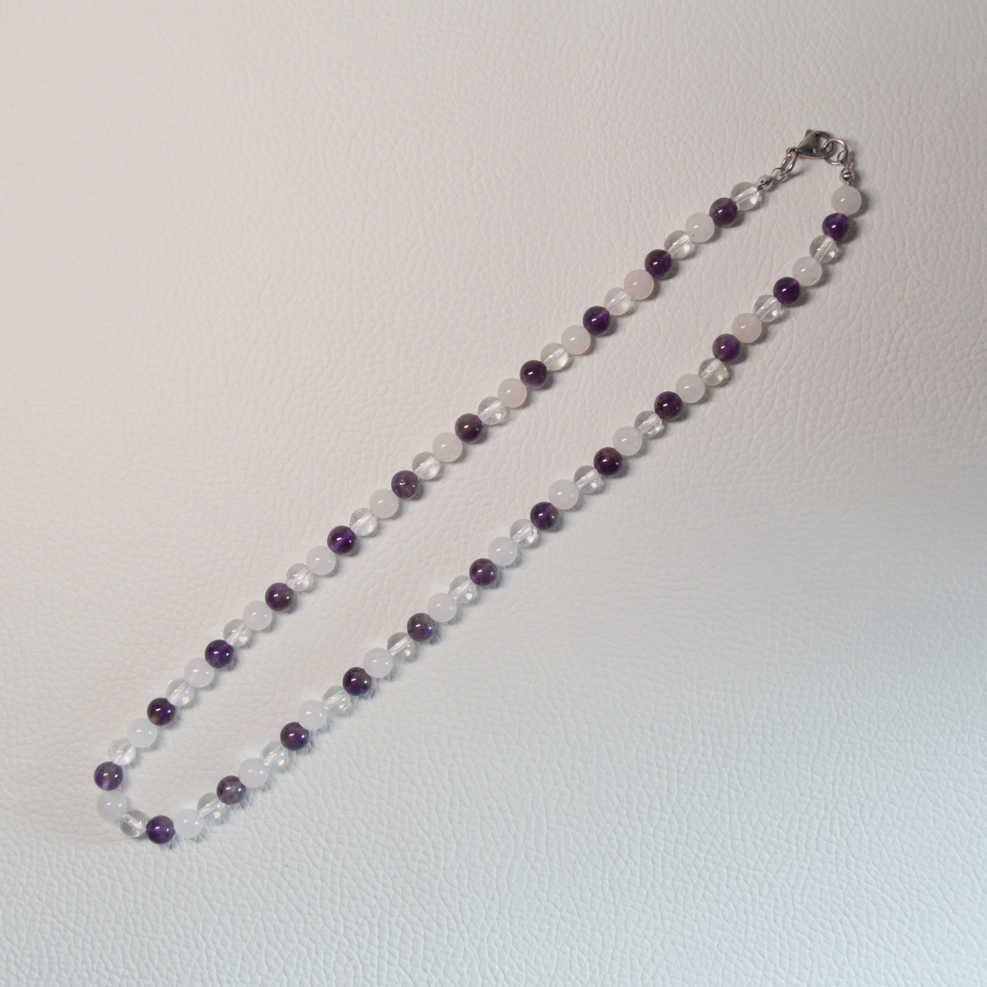 Amethyst Rosenquarz Bergkristall Perlenkette aus 6mm Naturstein (Goldenes Dreieck) – Kristallschmuck mit Metallverschluss. Gesamtansicht.