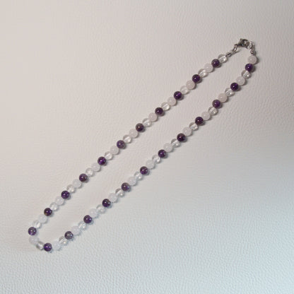 Amethyst Rosenquarz Bergkristall Perlenkette aus 6mm Naturstein (Goldenes Dreieck) – Kristallschmuck mit Metallverschluss. Gesamtansicht.