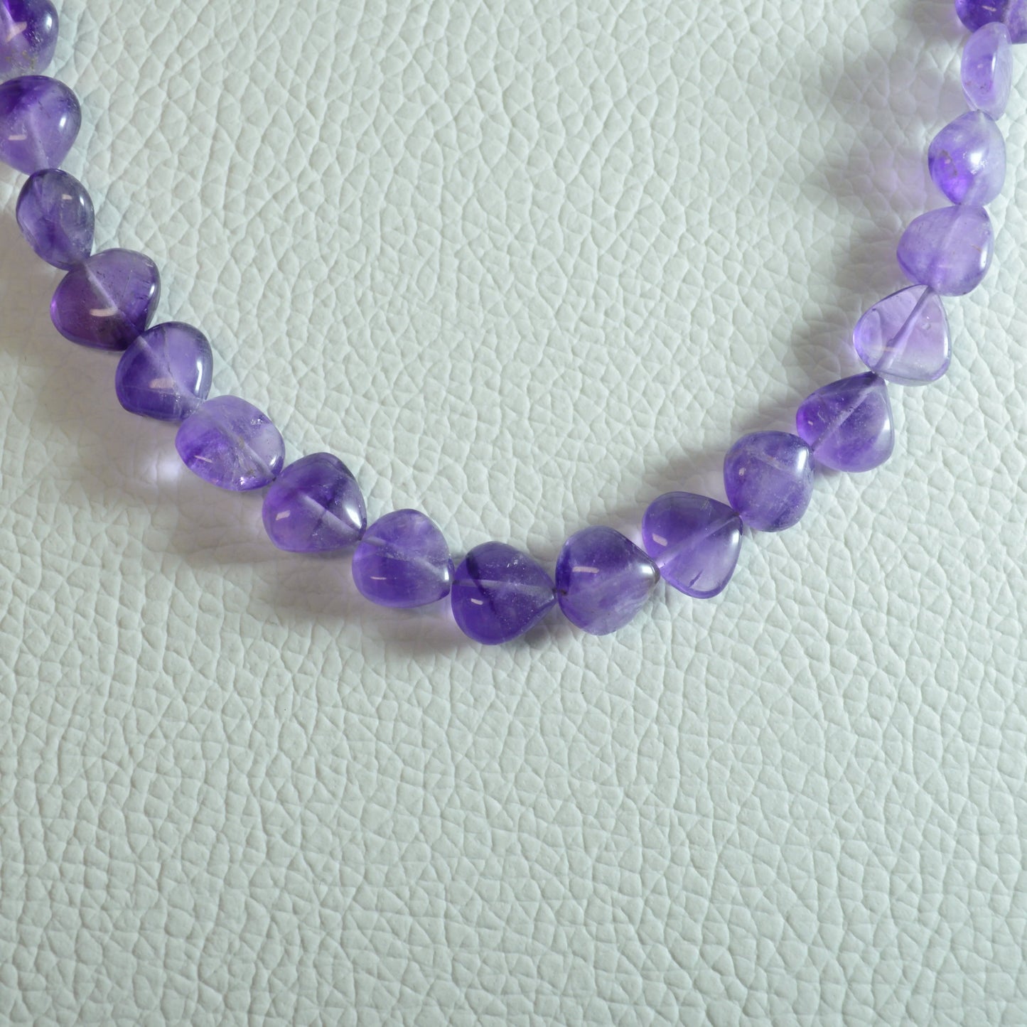 Echte Amethyst Tropfen Kette mit extra Kristalltropfen – 45 cm Edelstein Halskette. Nahansicht.
