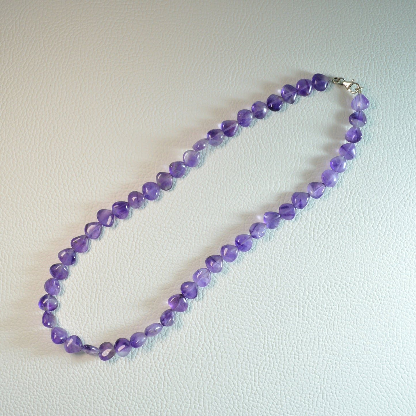 Amethyst Tropfenkette aus echtem Naturstein, extra – Kristallschmuck mit 925 Sterlingsilberverschluss. Gesamtansicht.