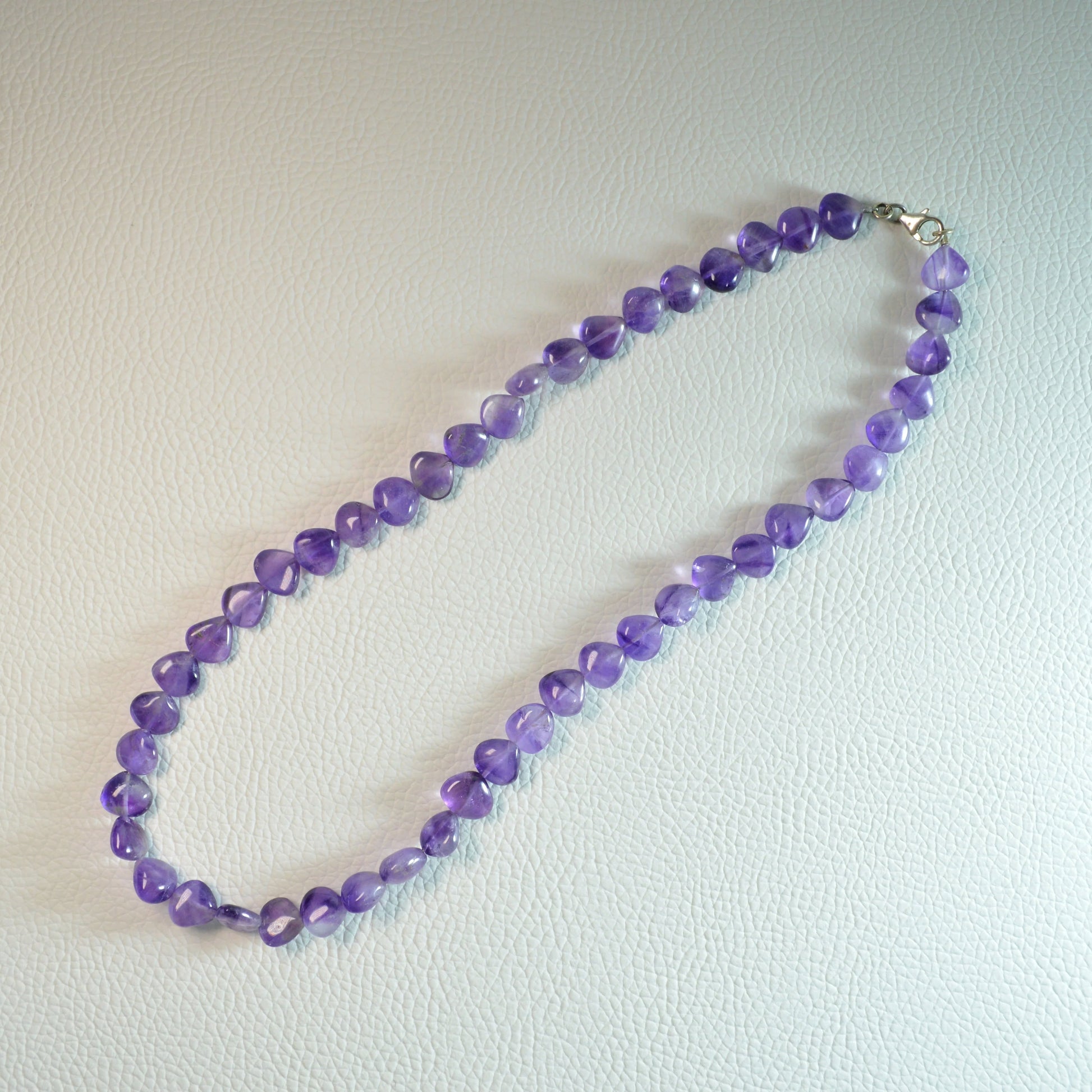 Amethyst Tropfenkette aus echtem Naturstein, extra – Kristallschmuck mit 925 Sterlingsilberverschluss. Gesamtansicht.