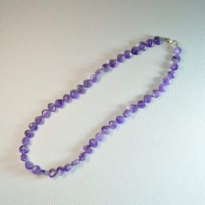 Amethyst Tropfenkette aus echtem Naturstein, extra – Kristallschmuck mit 925 Sterlingsilberverschluss. Gesamtansicht.