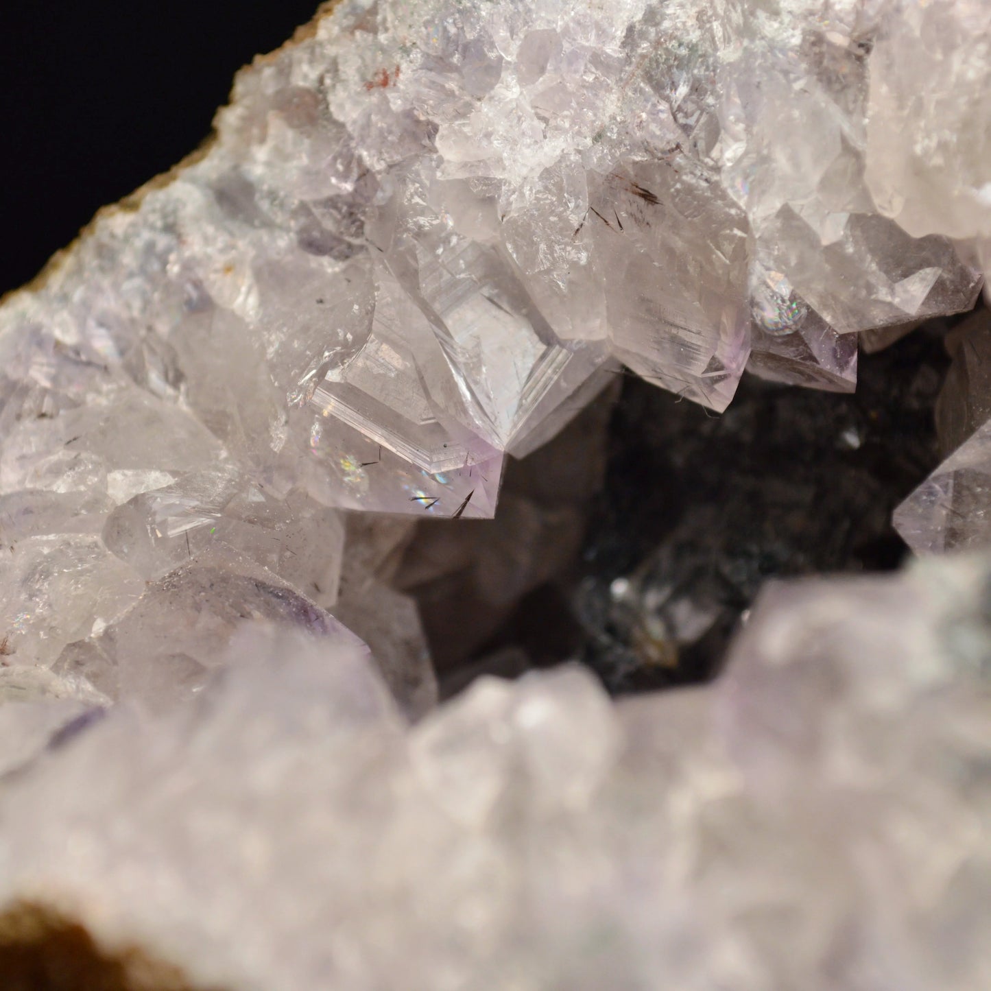 Amethyst Geode mit Rutil