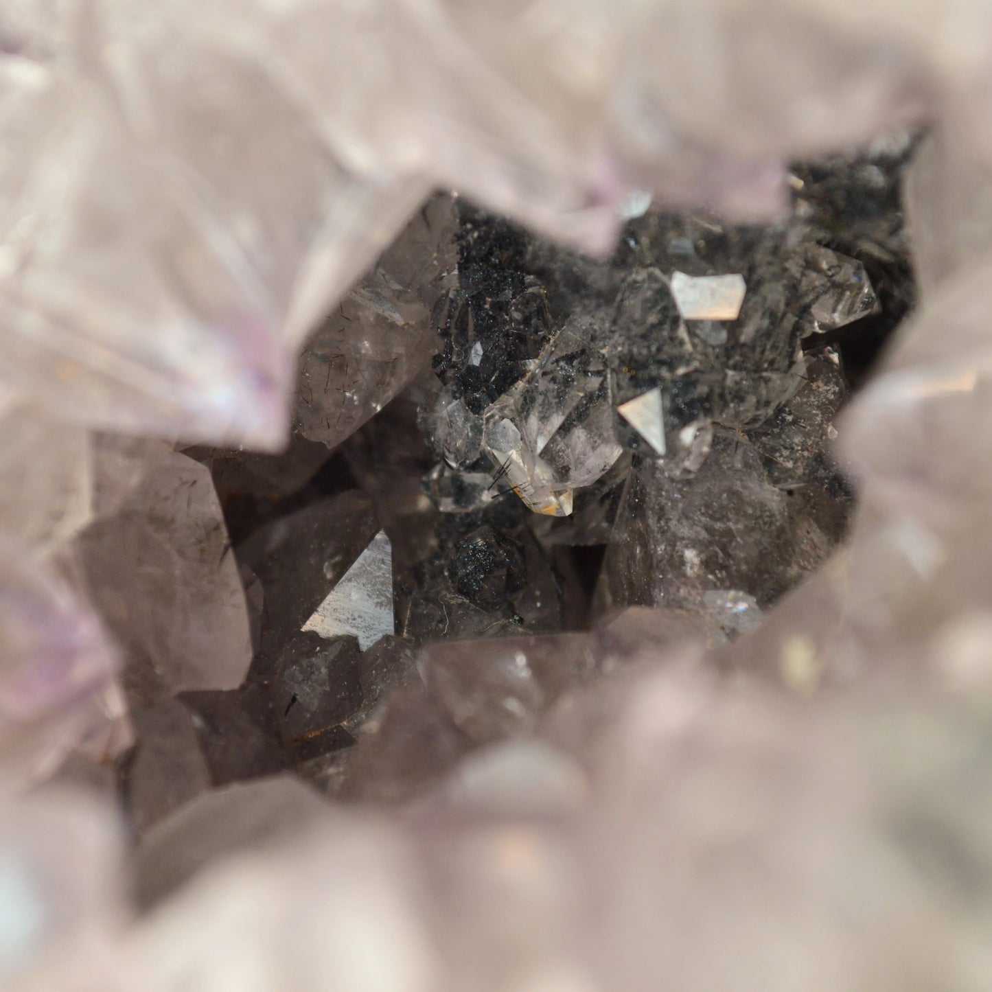 Amethyst Geode mit Rutil