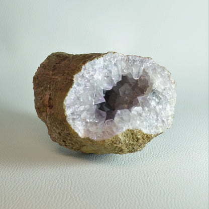 Amethyst Geode mit Rutil