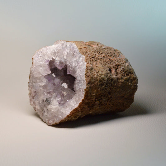 Amethyst Geode mit Rutil