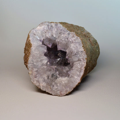 Amethyst Geode mit Rutil