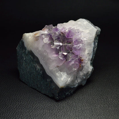 Amethyst Drusenstück mit Hämatit und Achatrand