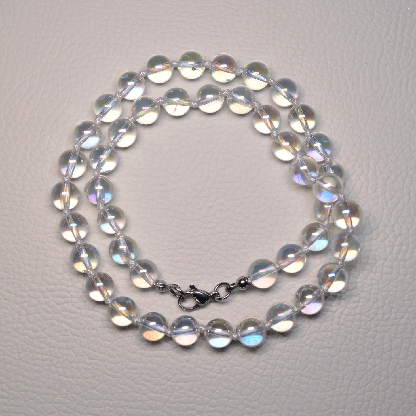 Elegante Angel Aura Bergkristall Kette mit transparenten 8mm Kristallperlen – perfekt als Geschenk oder für den Alltag.