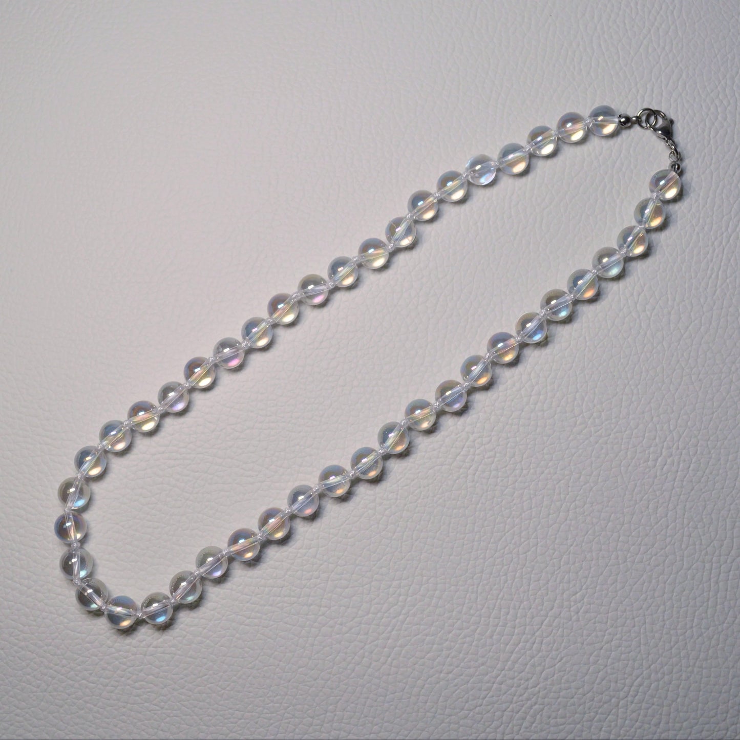 Angel Aura Bergkristall Perlenkette aus 8mm Naturstein – Kristallschmuck mit Metallverschluss. Gesamtansicht.