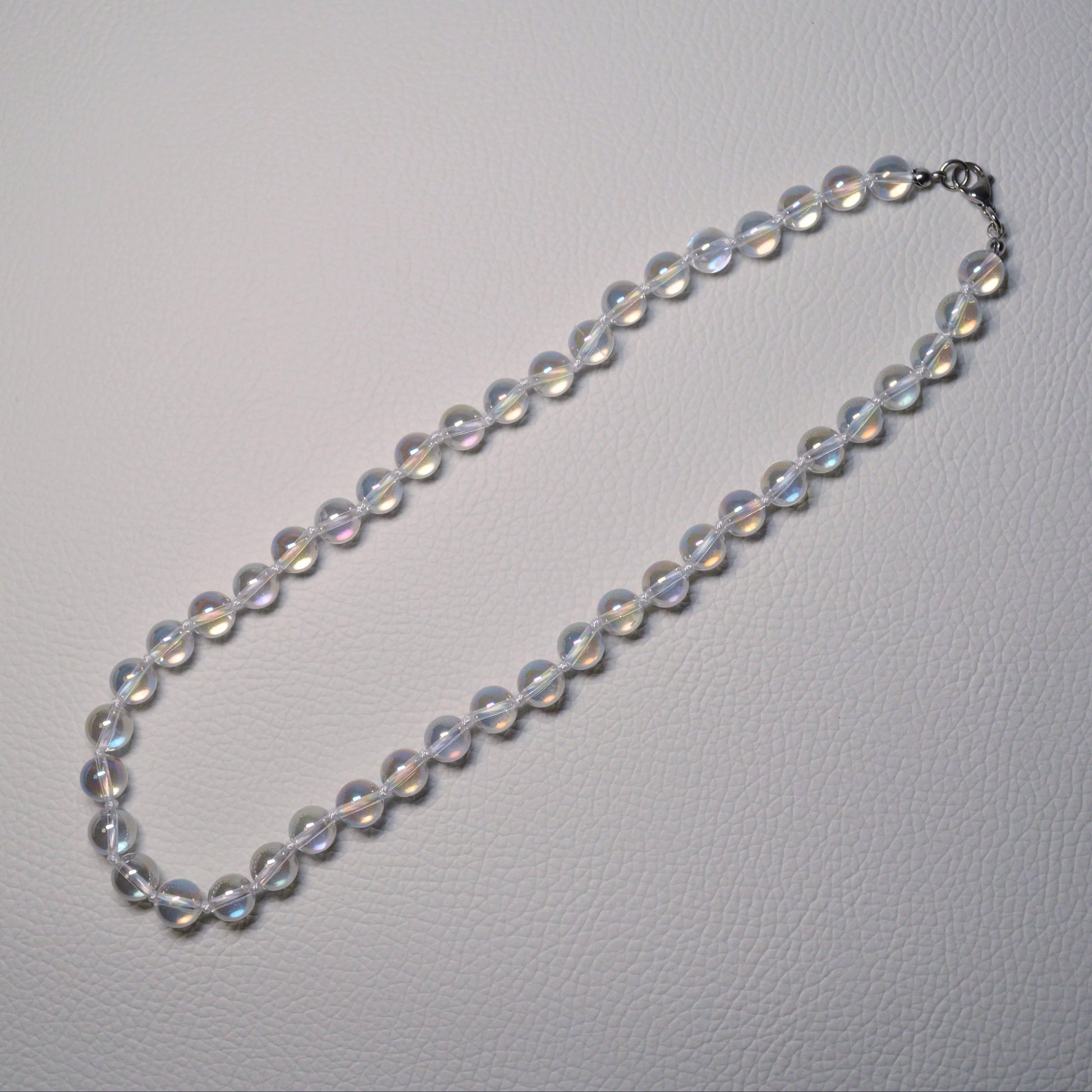 Angel Aura Bergkristall Perlenkette aus 8mm Naturstein – Kristallschmuck mit Metallverschluss. Gesamtansicht.