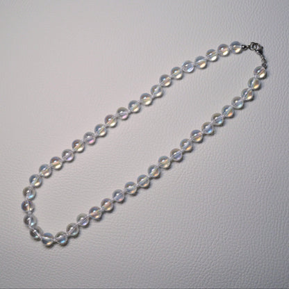 Angel Aura Bergkristall Perlenkette aus 8mm Naturstein – Kristallschmuck mit Metallverschluss. Gesamtansicht.