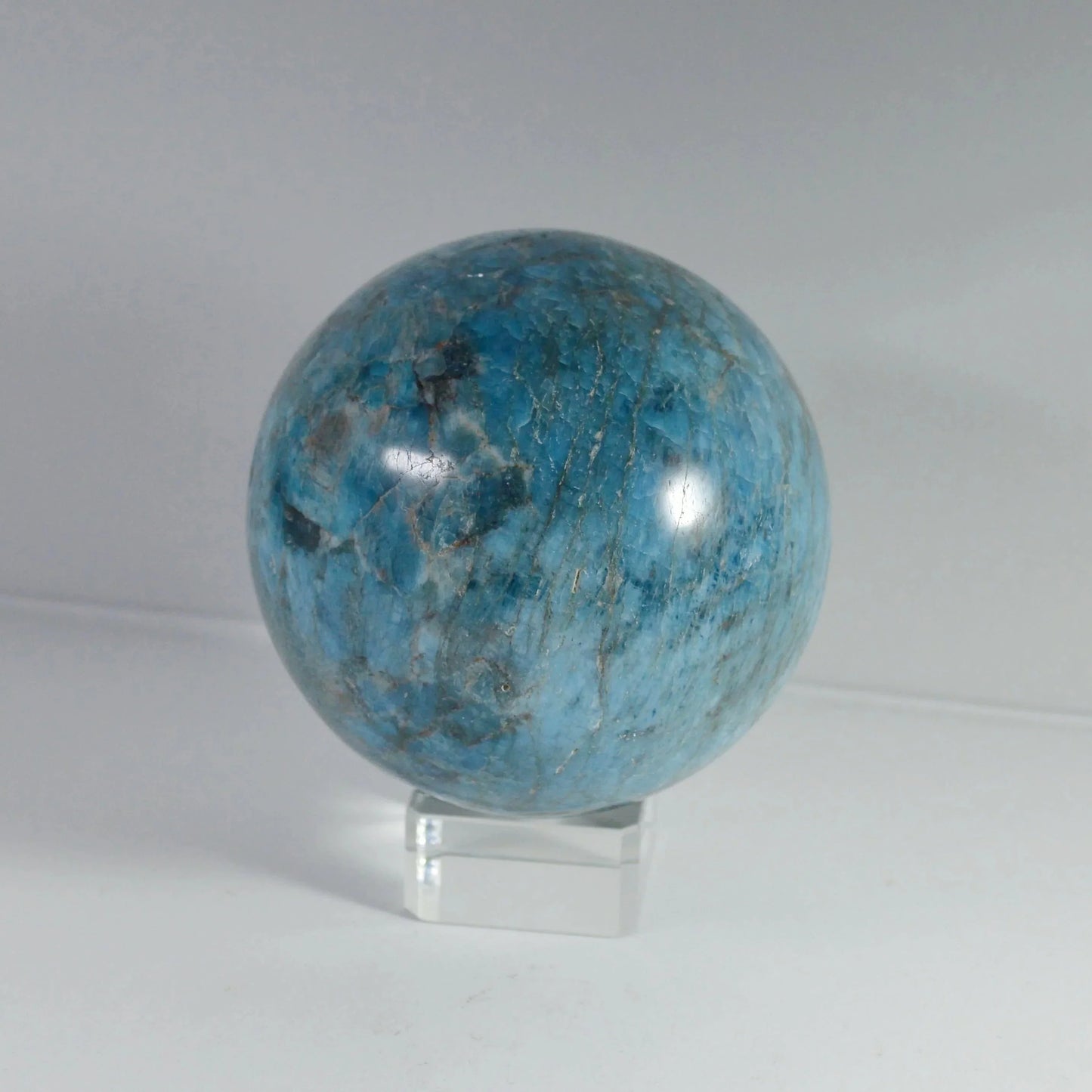 Blauer Apatit Edelstein als Kugel – natürliche Maserung.