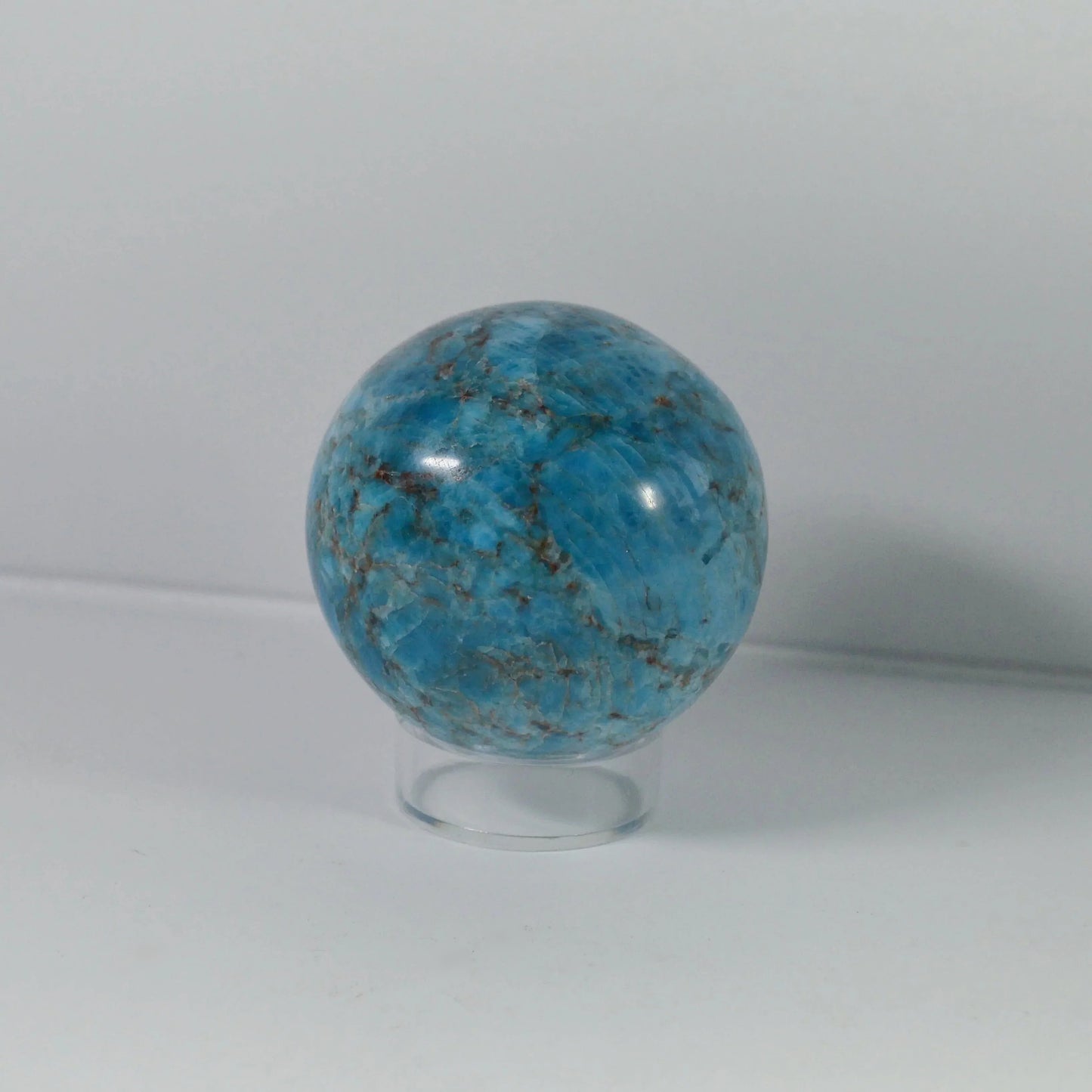 Helle Apatit Kugel in kleiner Ausführung – eine von zwei verfügbaren Größen.
