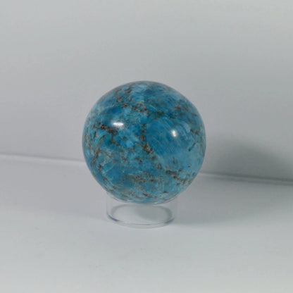 Helle Apatit Kugel in kleiner Ausführung – eine von zwei verfügbaren Größen.
