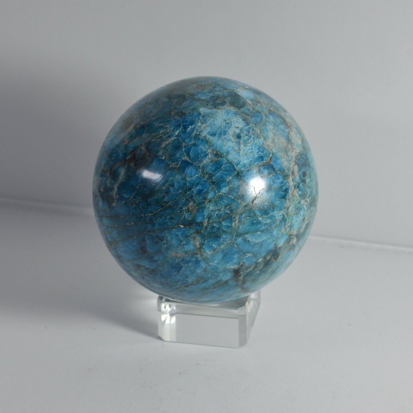 Helle Apatit Kugel mit sanftem Blau – Produktansicht.