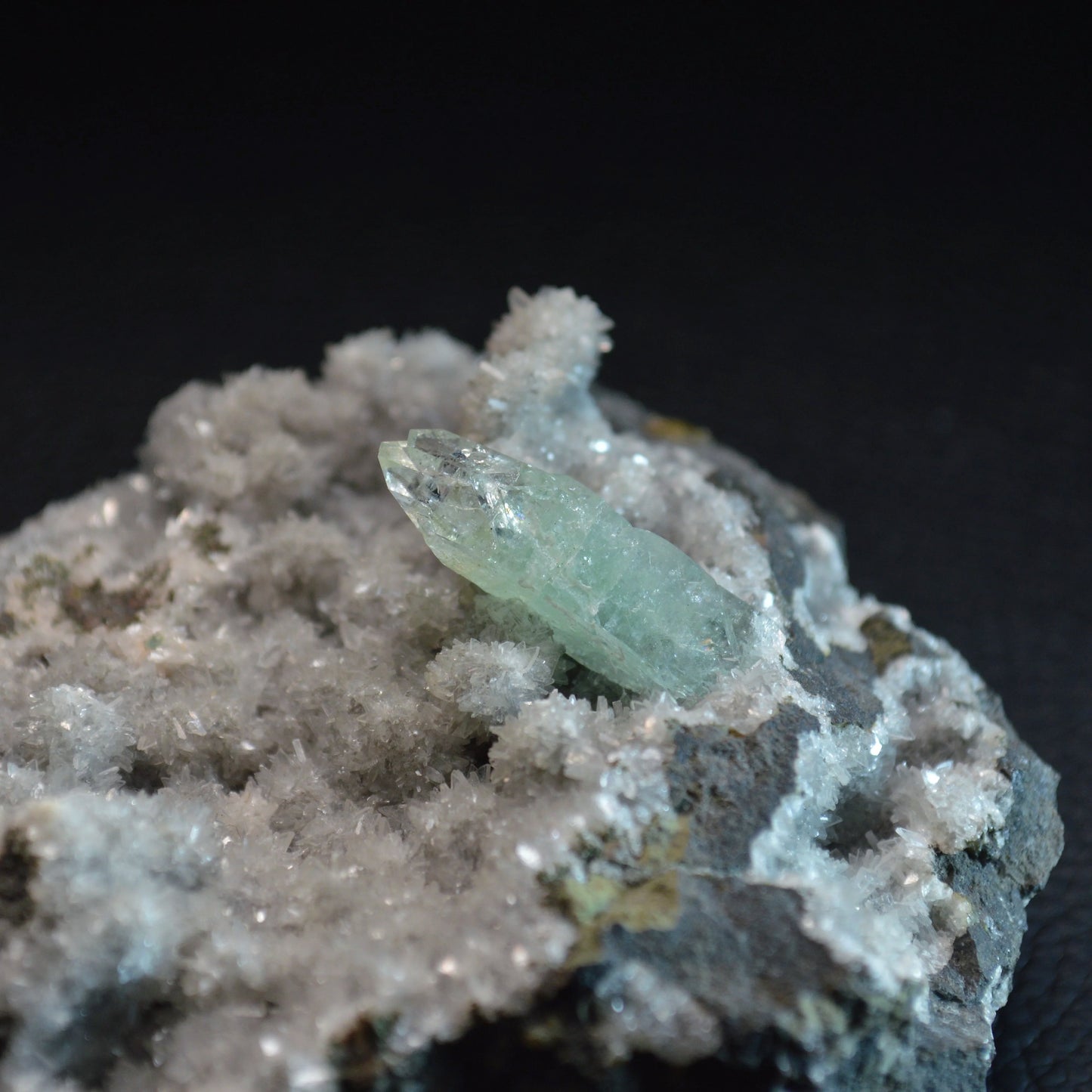 Grüner Fluorapophyllit (Aphophyllit) Stufe