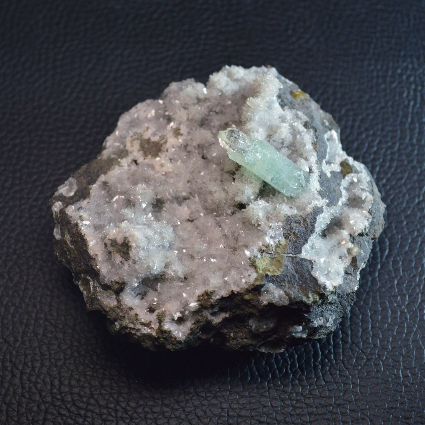 Grüner Fluorapophyllit (Aphophyllit) Stufe