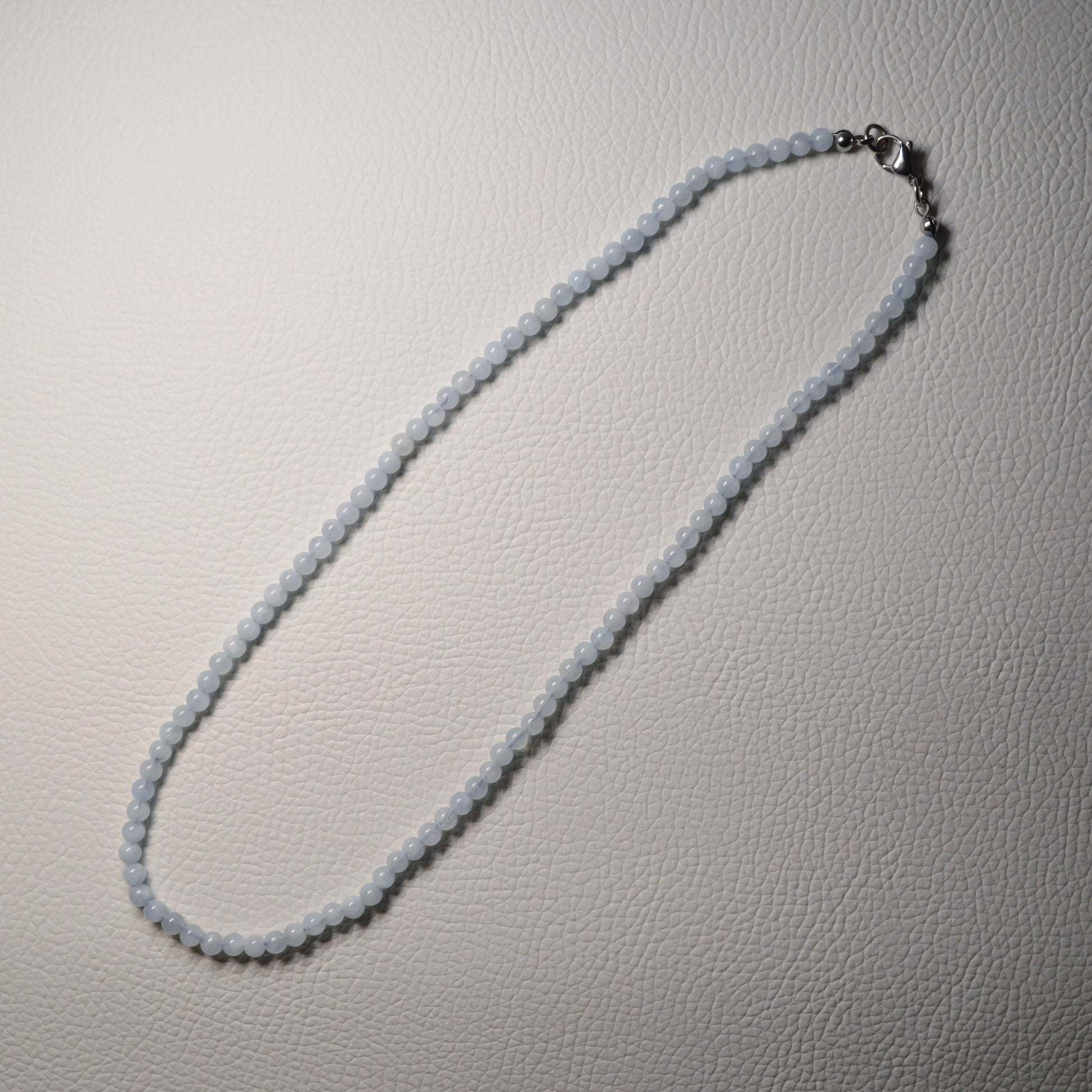 Aquamarin Perlenkette aus 4mm Naturstein – Kristallschmuck mit Metallverschluss. Gesamtansicht.