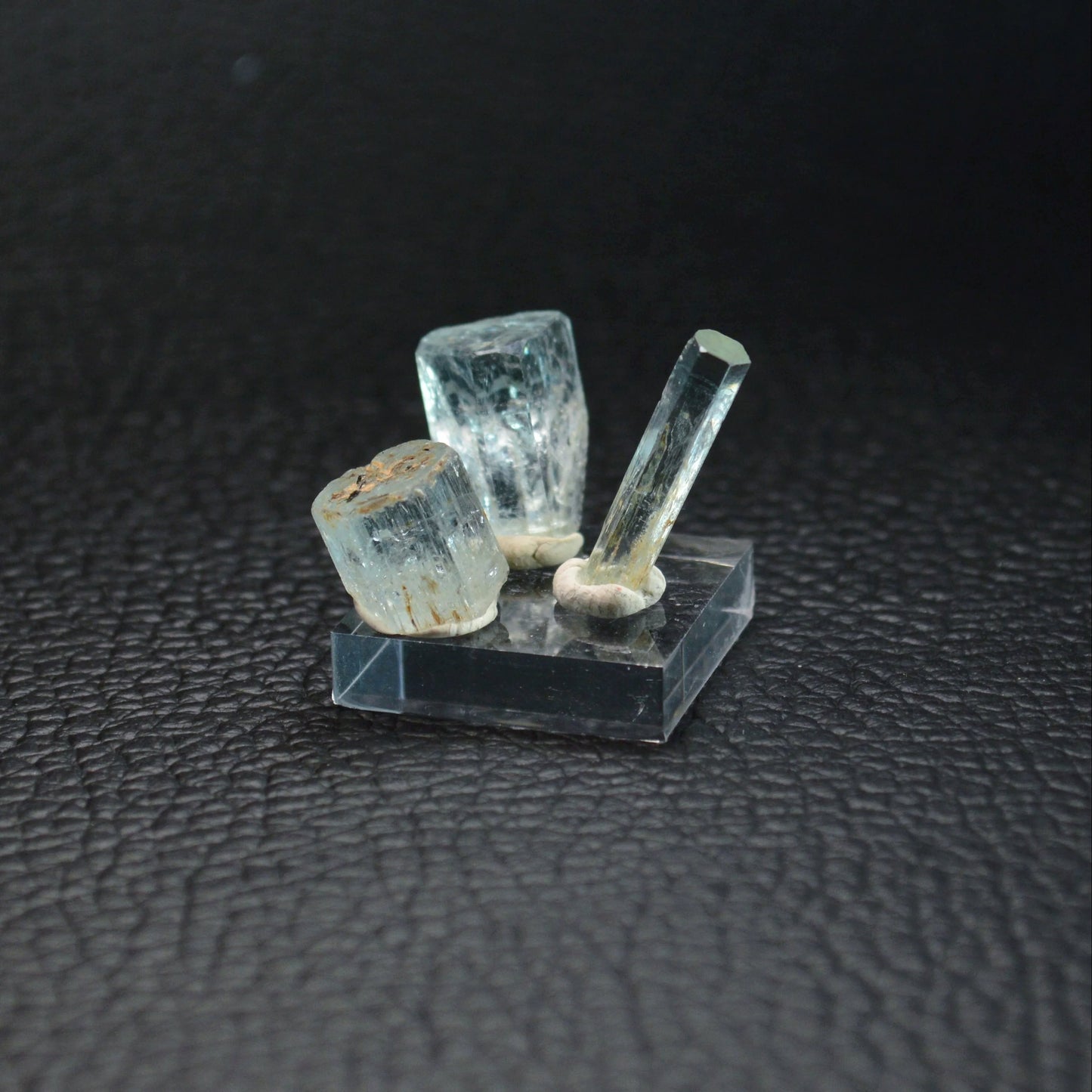 Aquamarin-Trio auf Acrylsockel