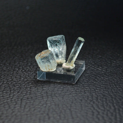 Aquamarin-Trio auf Acrylsockel