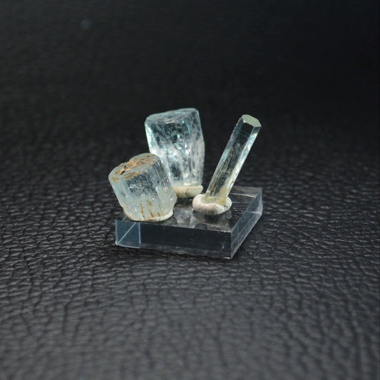 Aquamarin-Trio auf Acrylsockel