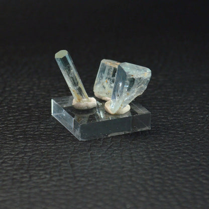 Aquamarin-Trio auf Acrylsockel