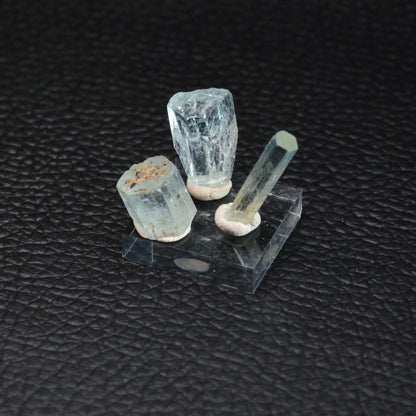 Aquamarin-Trio auf Acrylsockel