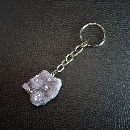 Aura Amethyst Druse Schlüsselanhänger, Naturkristall mit schillerndem Farbspektrum.