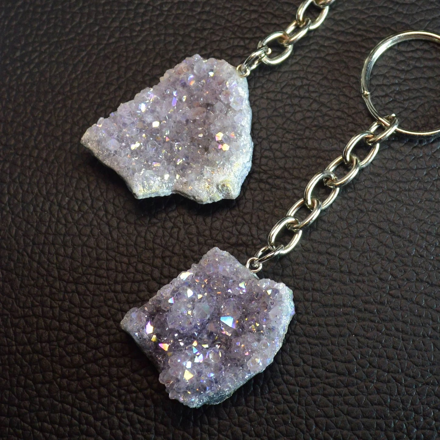 Funkelnder Aura Amethyst Edelstein als Schlüsselanhänger, stilvolles Accessoire mit positiver Energie.