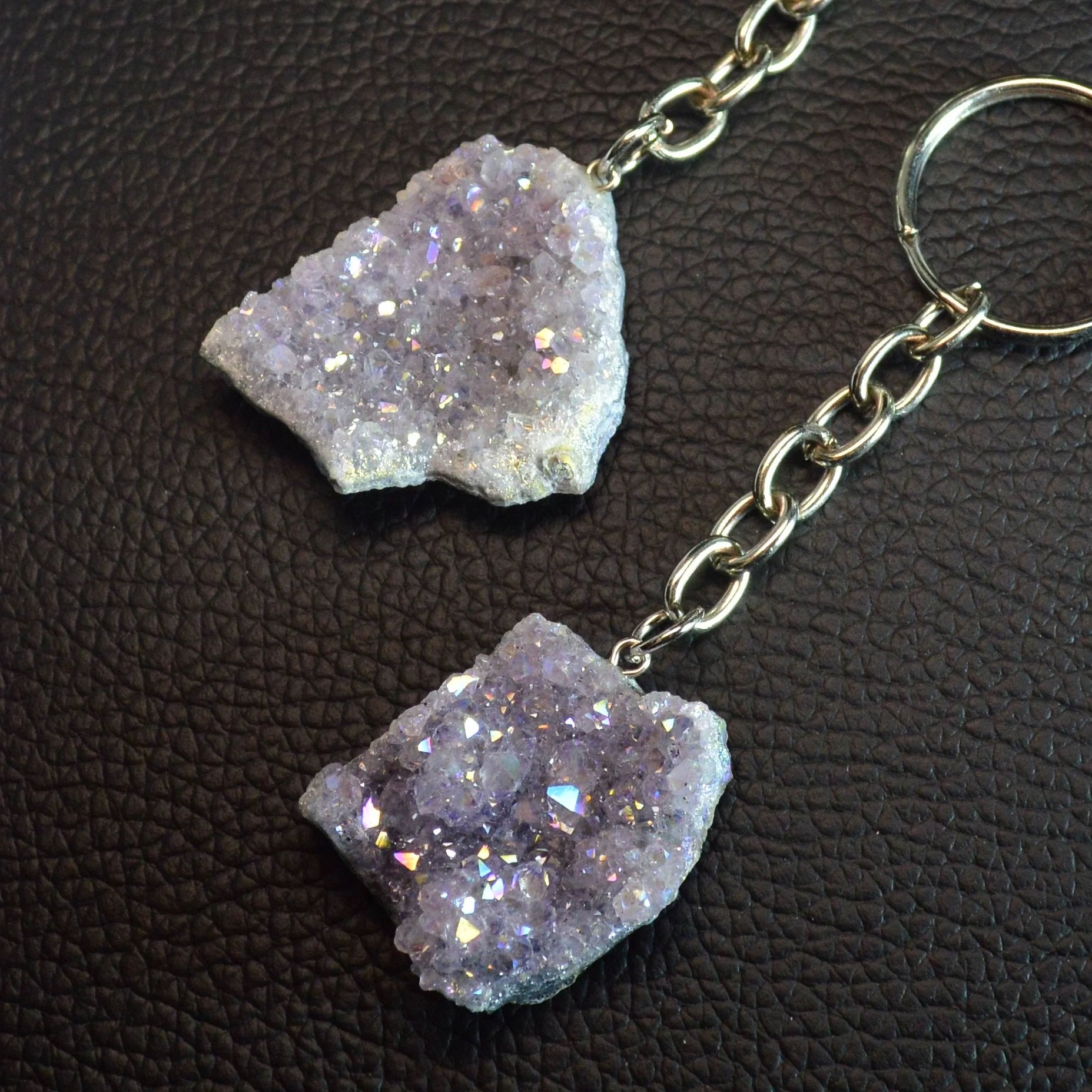 Funkelnder Aura Amethyst Edelstein als Schlüsselanhänger, stilvolles Accessoire mit positiver Energie.