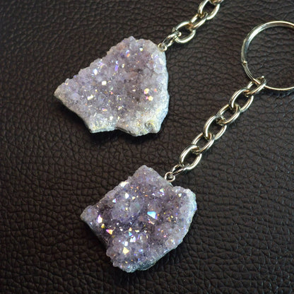 Funkelnder Aura Amethyst Edelstein als Schlüsselanhänger, stilvolles Accessoire mit positiver Energie.