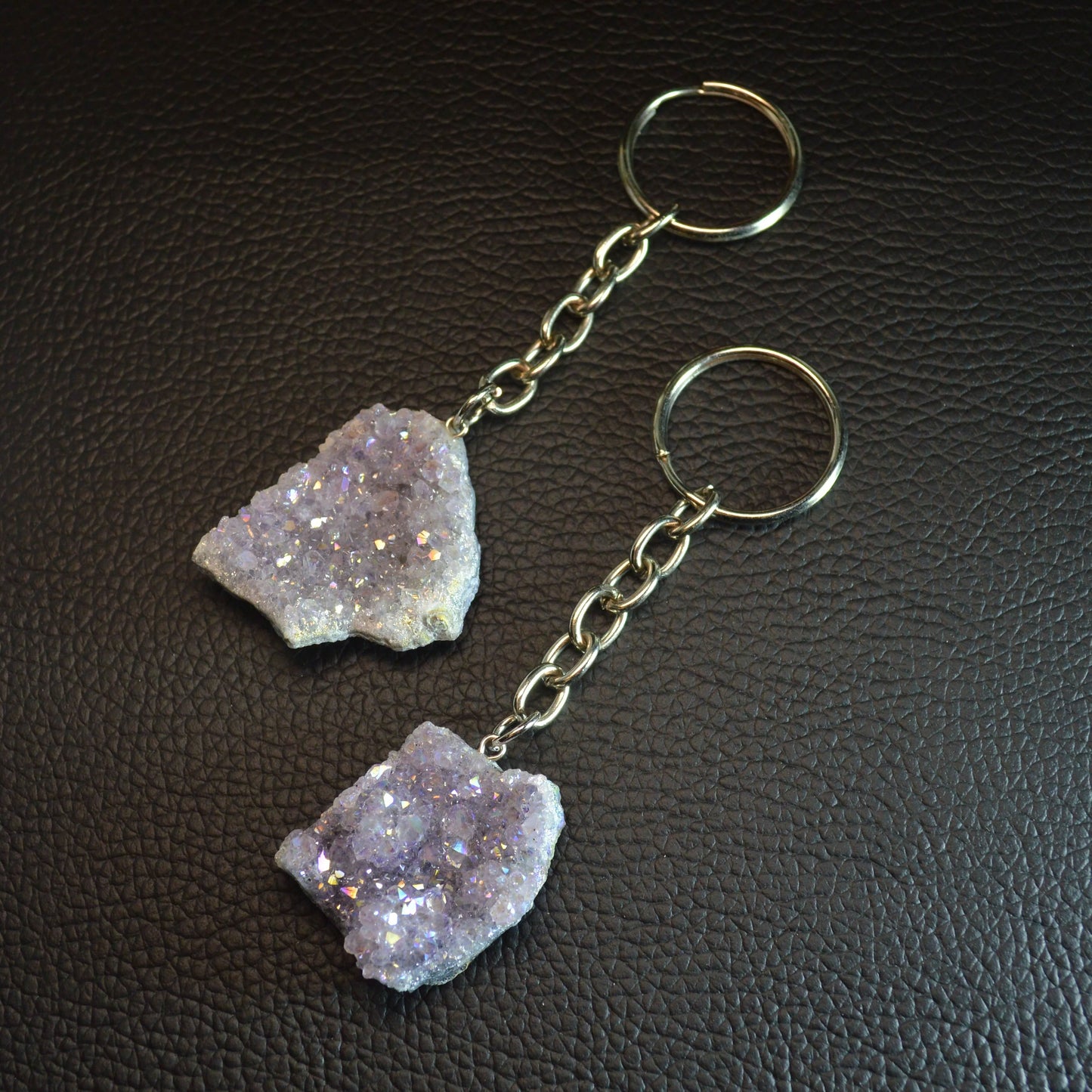 Aura Amethyst Drusenstück Schlüsselanhänger aus Naturkristall, funkelnd und farbenprächtig.