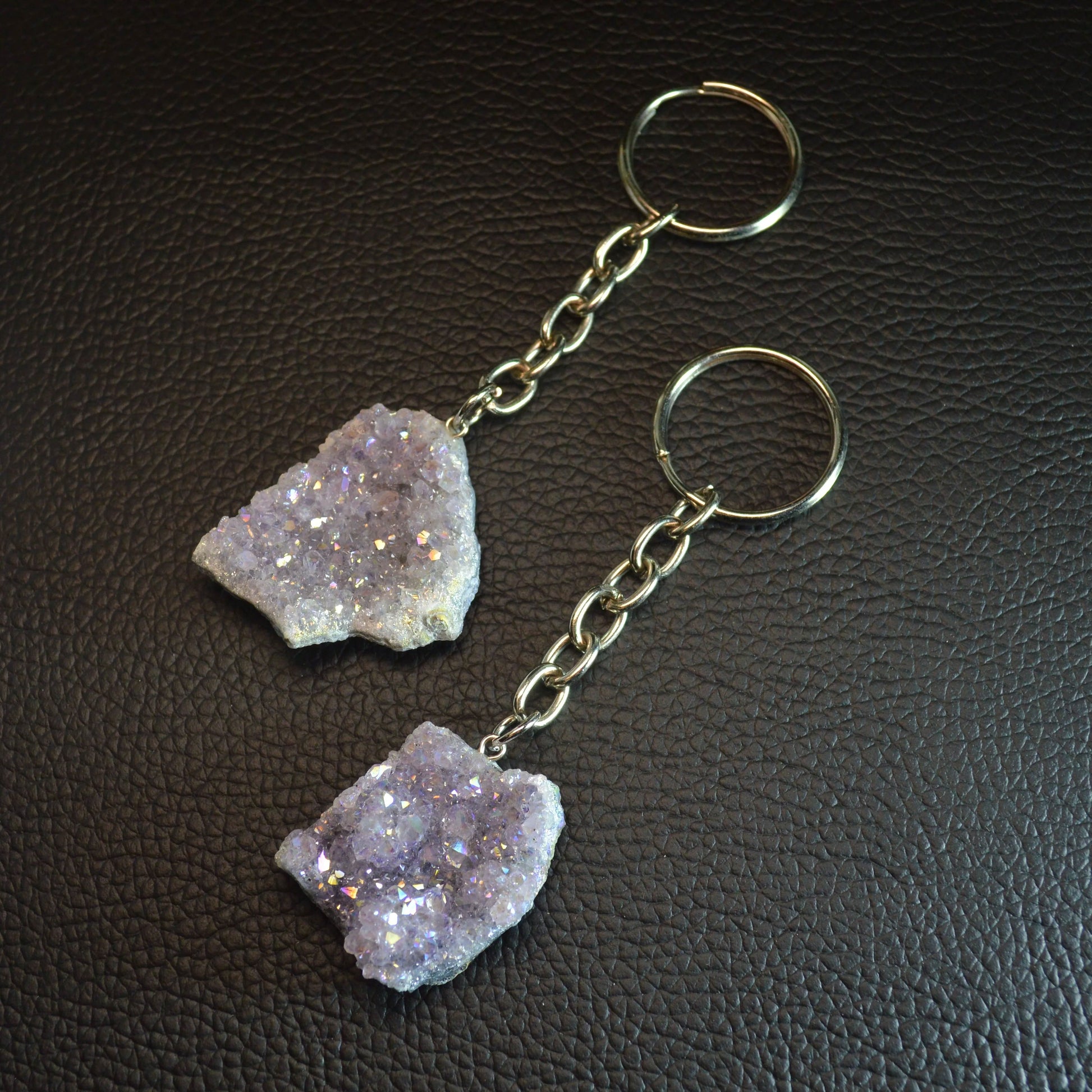 Aura Amethyst Drusenstück Schlüsselanhänger aus Naturkristall, funkelnd und farbenprächtig.