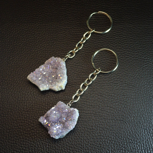 Aura Amethyst Drusenstück Schlüsselanhänger aus Naturkristall, funkelnd und farbenprächtig.