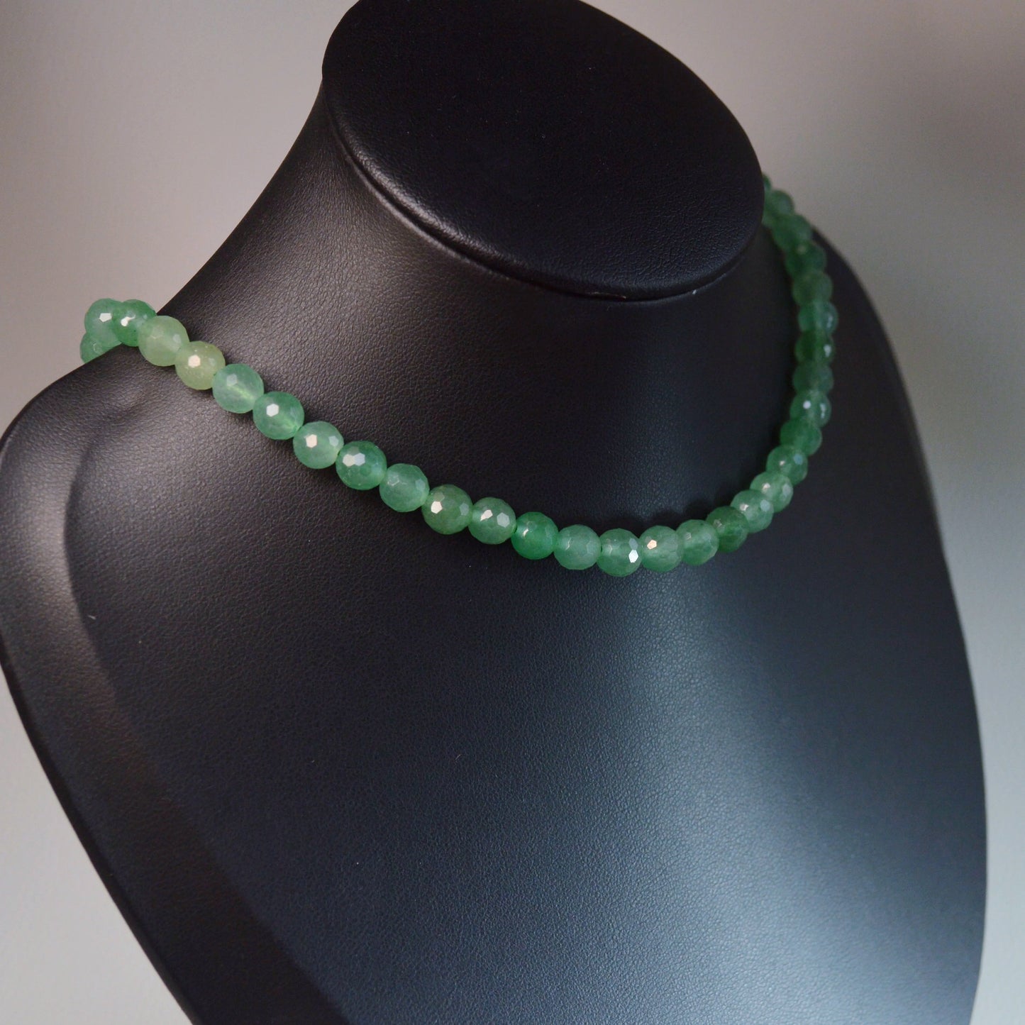 Grüner Aventurin Perlenkette aus 6mm Naturstein – Kristallschmuck mit Metallverschluss auf Büste.