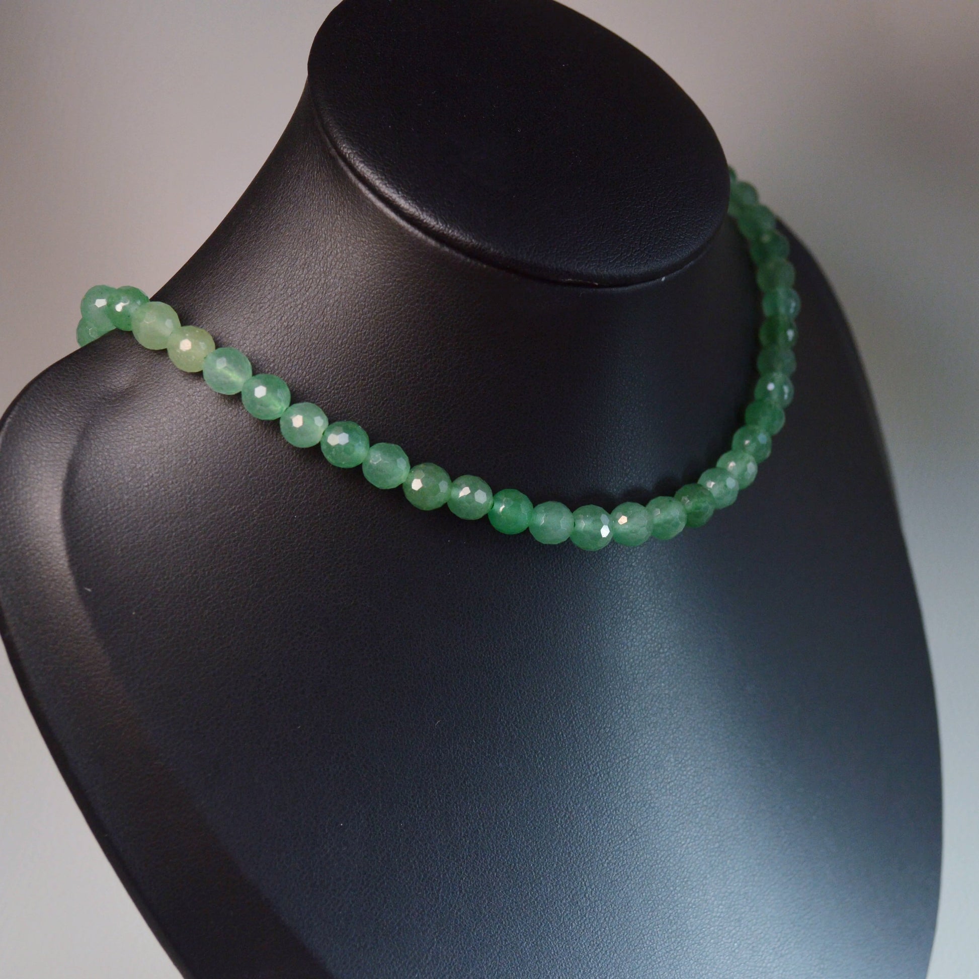 Grüner Aventurin Perlenkette aus 6mm Naturstein – Kristallschmuck mit Metallverschluss auf Büste.