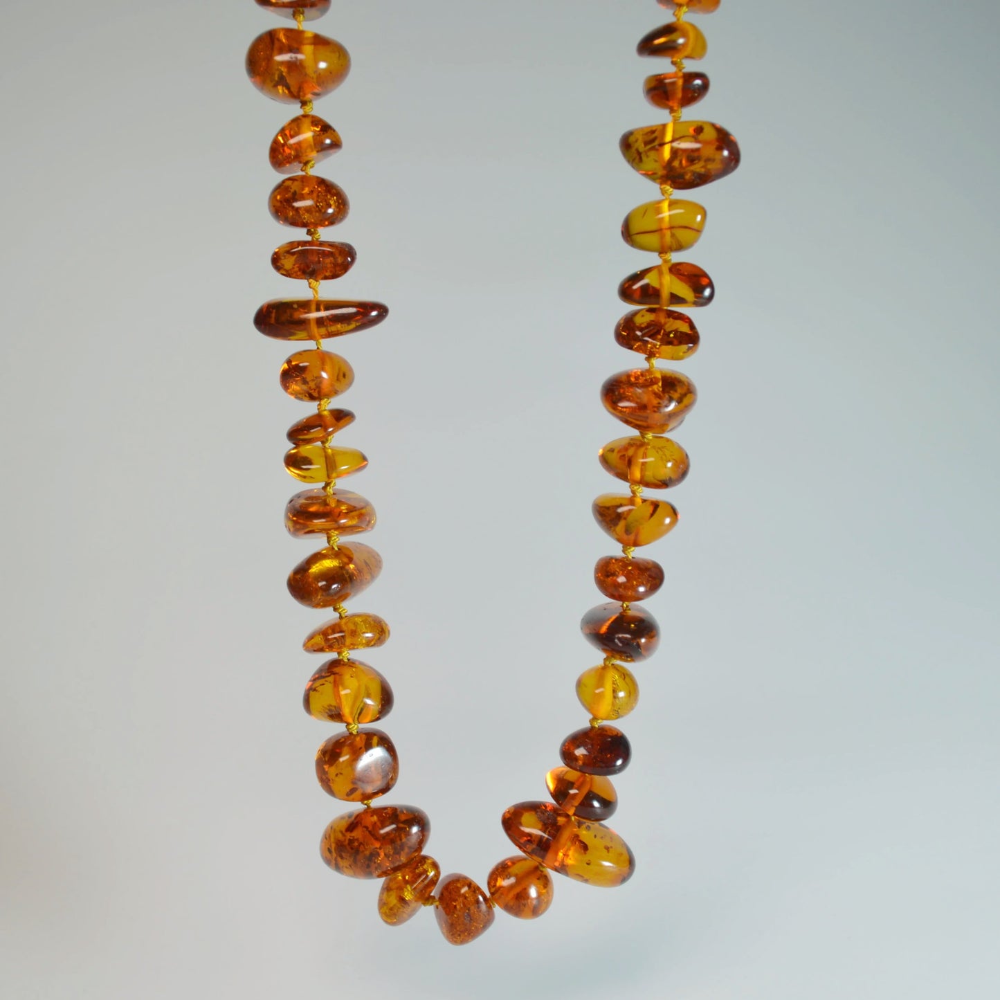 Baltische Bernstein Kette 70 cm – Gesamtansicht hängend, Natursteine von 10–25 mm sichtbar.